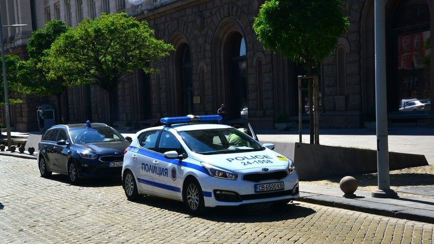 Прокурори влязоха в президентството, задържан е секретар на Радев (обновена)