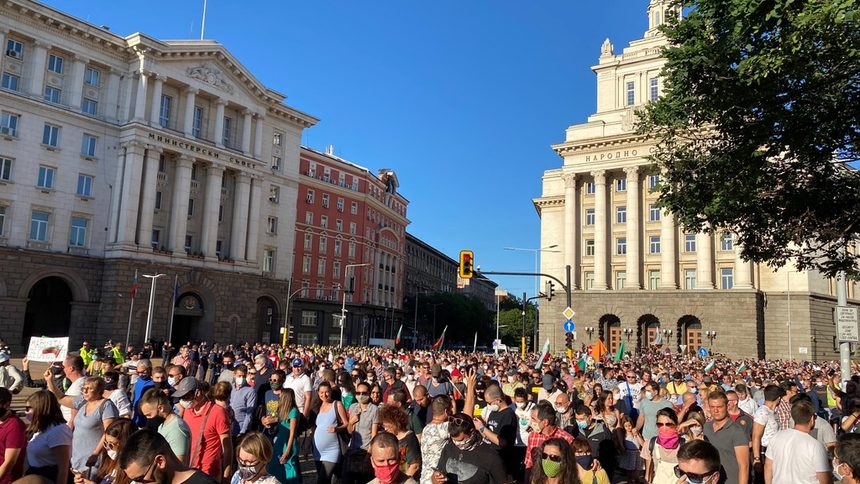 Момент от протеста в четвъртък вечер в подкрепа на президента
