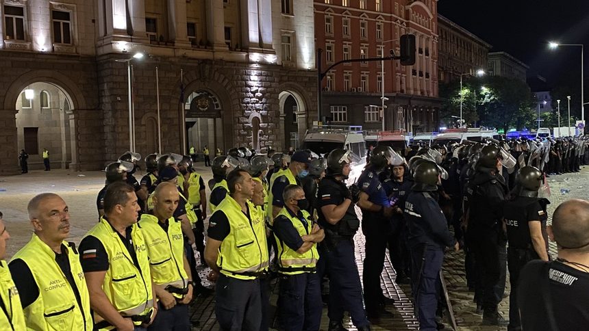 Ескалация и сблъсъци с полицията на втория ден на протести в София