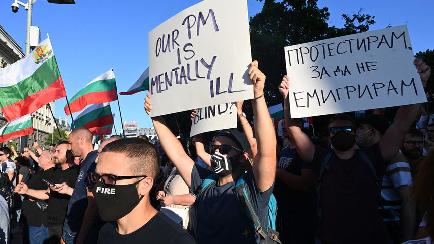 Коронавирусът в България: лекарският съюз призова протестиращите да спазват мерките и да се пазят (хронология)
