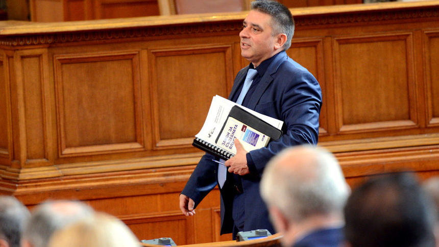 ГЕРБ драстично влоши нещата с поредица спорни поправки в закони. Главен техен идеен вносител и поддръжник е Данаил Кирилов, но всичките му инициативи са щедро подкрепени от ДПС и т.нар. патриоти.