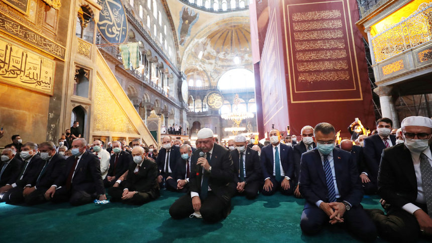 Назад към бъдещето: Ердоган чете Корана в "Св. София", ятаган се ползва за проповед