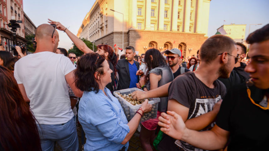 Протестът приключи с напрежение пред БНТ и бягство на Дариткова по тъмно