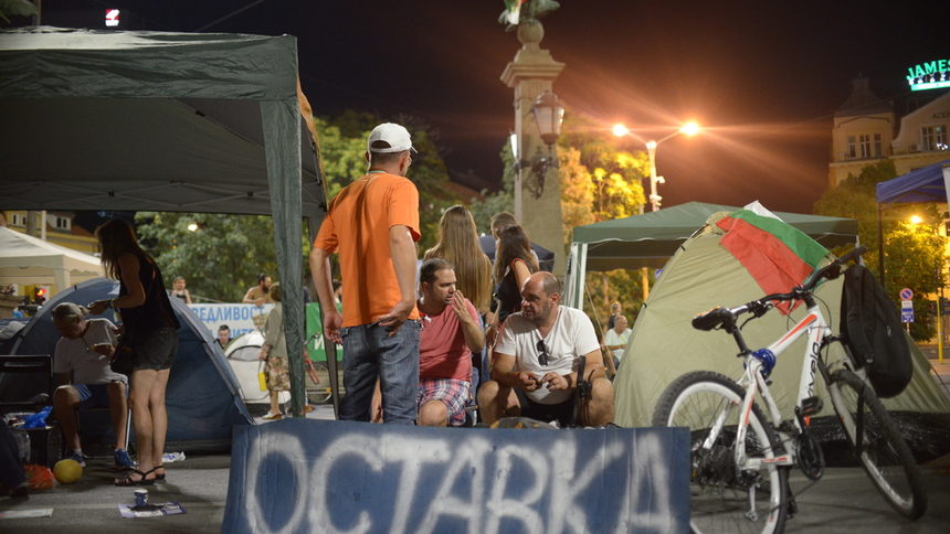 Ден 22: протестен плаж, яйца по Министерски съвет и "мръсните дрехи" на Борисов (хронология)
