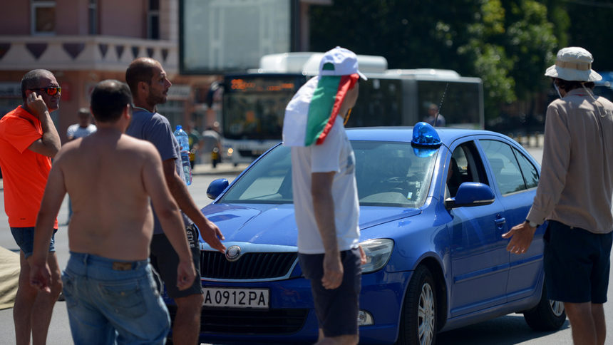 Полицията и днес ще разчита на преговори, за да освободи Орлов мост