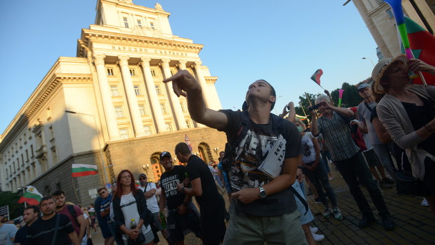 Германската ARD: Българите са разочаровани от оглушителното мълчание на Европа