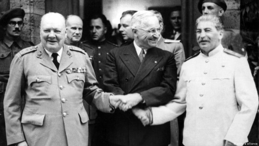 Юли 1945 година: Чърчил, Труман и Сталин в Потсдам.