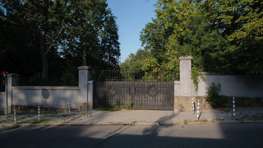 Входът на парка на резиденция "Лозенец" на ул. "Св. Теодосий Търновски".