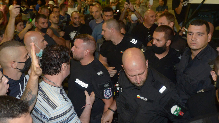 Снимката е илюстративна от блокадата на буса на "Системата ни убива"