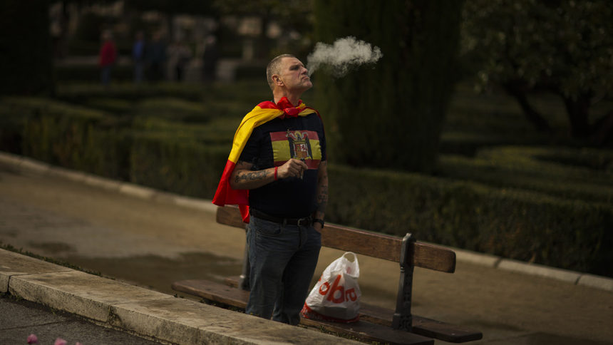 Испания забрани частично пушенето на улицата и затвори нощните заведения