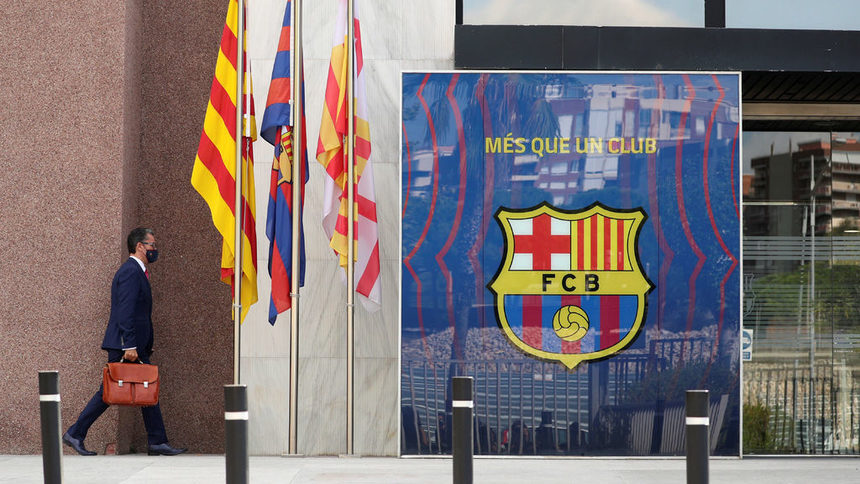 Говорителят на "Барселона" Луис Вивес се насочва към заседанието на ръководството на клуба в понеделник