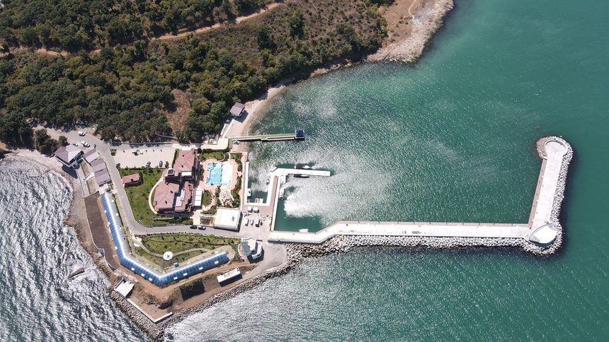 За строителството в морето на 200 м кейова стена не е открит нито един документ.
