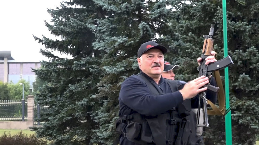 Новият Лукашенко - с "Калашников" в ръка и отчаян