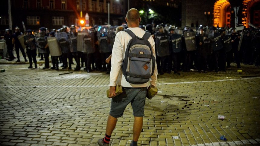 Бомбички, агресия и арести - какво се вижда на кадрите от протеста на 2 септември