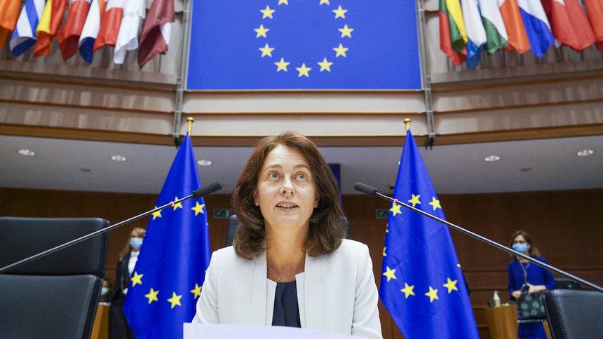 Зам.-председател на eвропарламента: Българското правителство пуска "фалшиви новини"