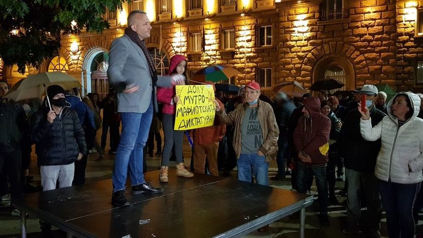 Протестите срещу Борисов и Гешев се заменят с акции