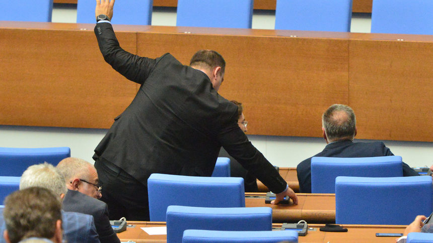 Според Филип Попов от БСП дневният ред на парламента издава безпомощността на ГЕРБ.