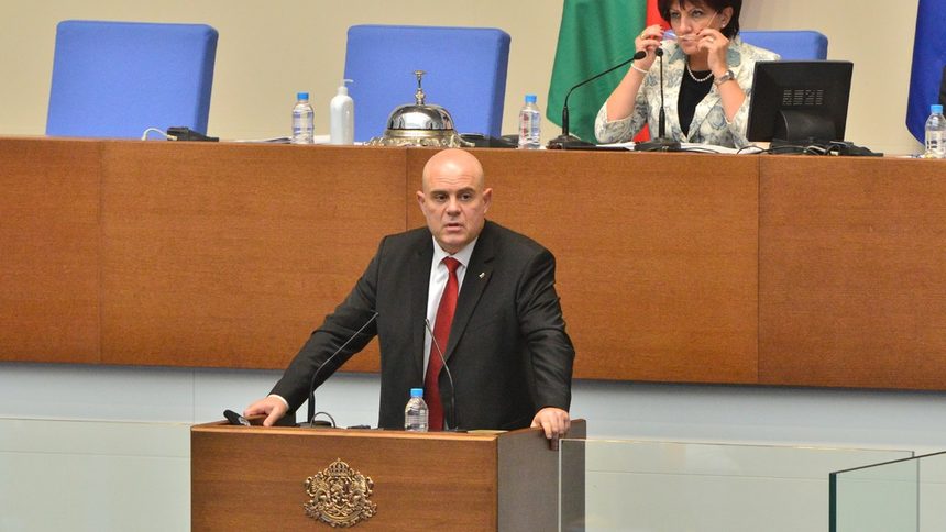 Главният прокурор Иван Гешев представи доклада си пред депутатите от комисията по правни въпроси в сряда, а днес той се обсъжда в пленарна зала.