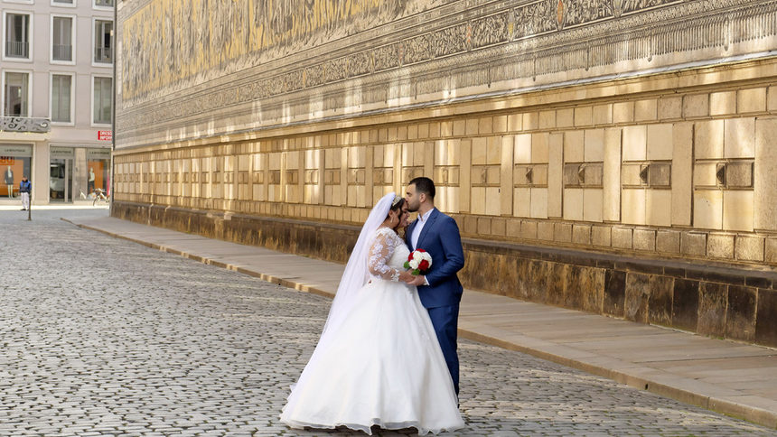 "Моята голяма луда заразна сватба": Как сватбите станаха огнища на коронавирус