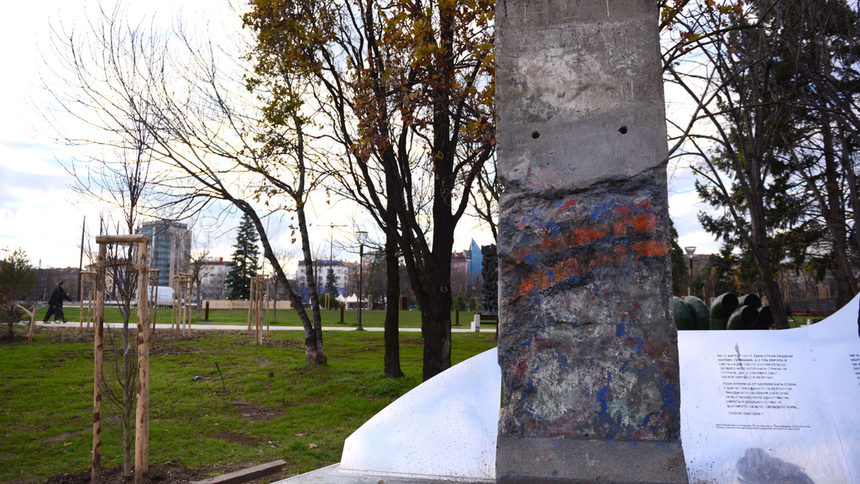 На 16 май 2006 г. на София е дарен сегмент от Берлинската стена, изложен край НДК.