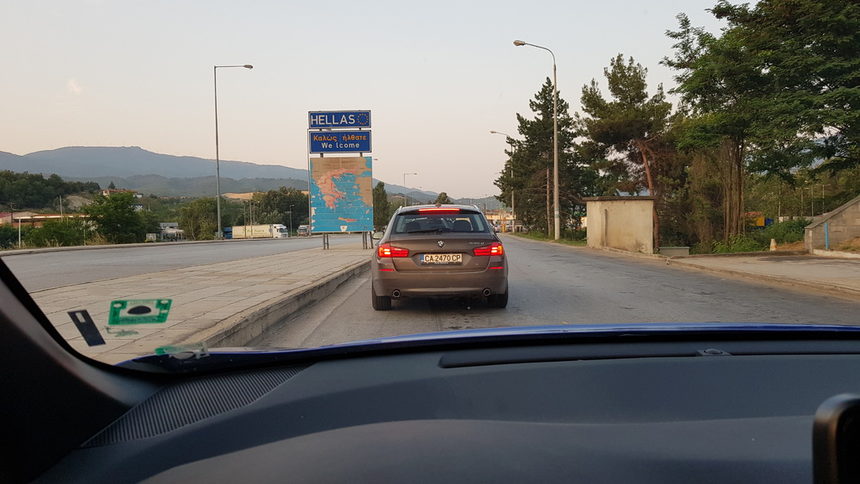Най-трудно е прибирането с кола, особено ако българският гражданин пребивава в региони, чиито центрове не са Солун или Атина.