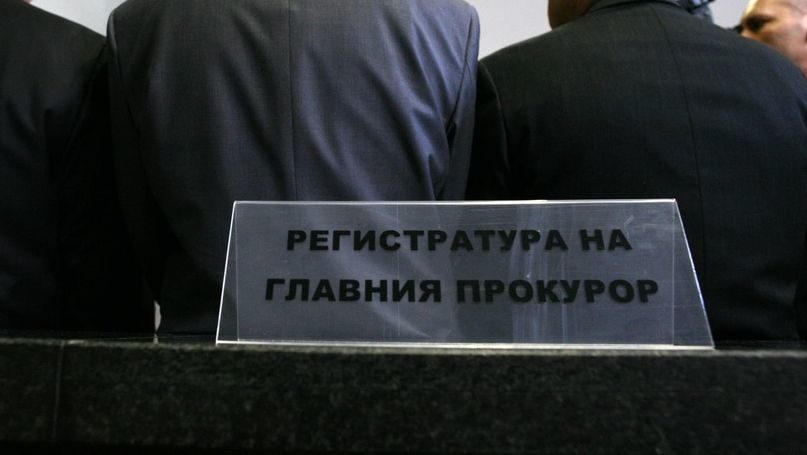 Особеното място на фигурата на главния прокурор в днешната система на държавните органи в България следва далеч не само от нормативно разписаните му правомощия спрямо другите прокурори.