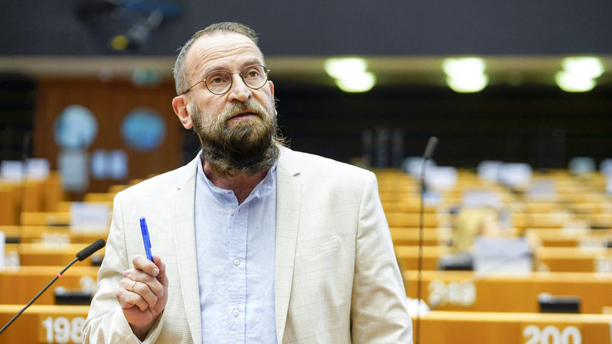 Консервативен унгарски евродепутат бе заловен в "оргия с 25 мъже" в Брюксел
