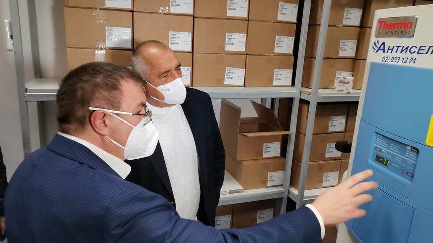 Коронавирусът в България: започва доставката на хладилници за ваксините (хронология)
