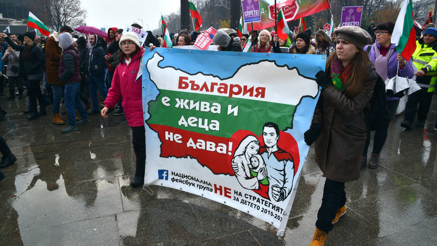 Редица хора у нас дори вярват, че някакви злокобни норвежци искат да вземат децата им, за да ги дадат за осиновяване от гей двойки.