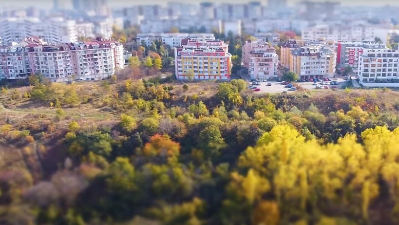 Полет над есенните цветове на софийския парк "Въртопо", който се намира между кварталите "Младост", "Дървеница" и "Студентски град". <a href="https://youtu.be/UnJ3UEqEcps" target="_blank">Видео</a> от дрон.