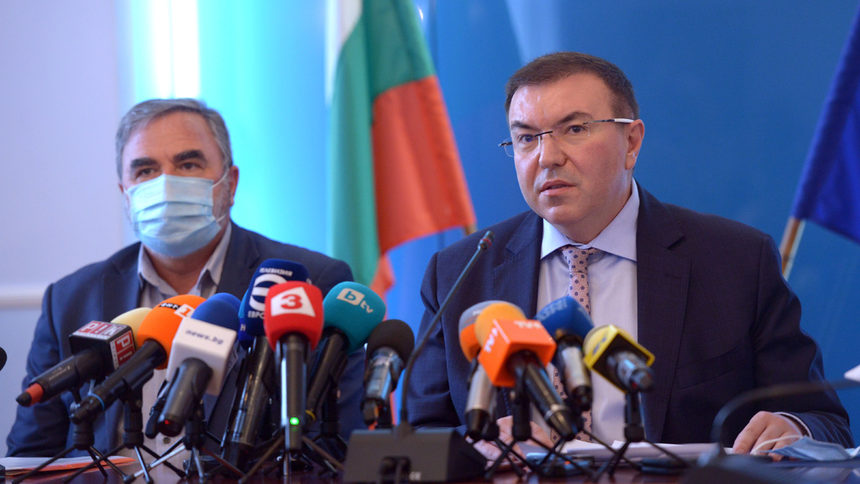 Наблюдава се трайна тенденция за намаляване на новозаболелите, каза здравният министър Костадин Ангелов и напомни, че съгласно заповедта му е позволено до 15 души на семейни сбирки.