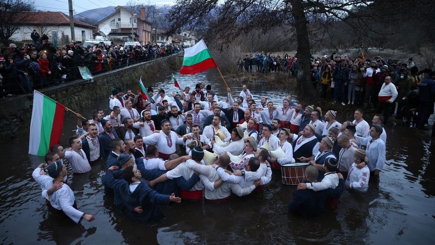 Коронавирусът в България: Калоферци изиграха Леденото хоро въпреки мерките (хронология)