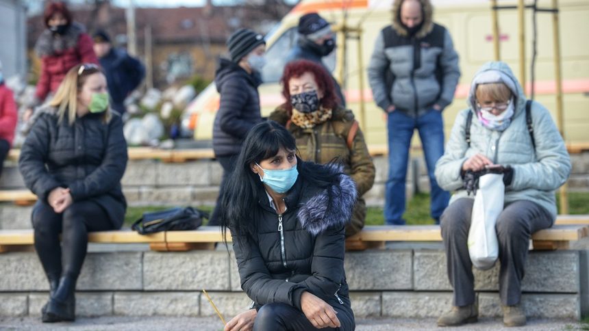 Коронавирусът в България: Идната седмица започва ваксинирането на учителите (хронология)