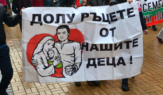 "Хора, които се възприемат като маргинализирани или заплашени от обществото, са по-склонни да вярват в заговори."