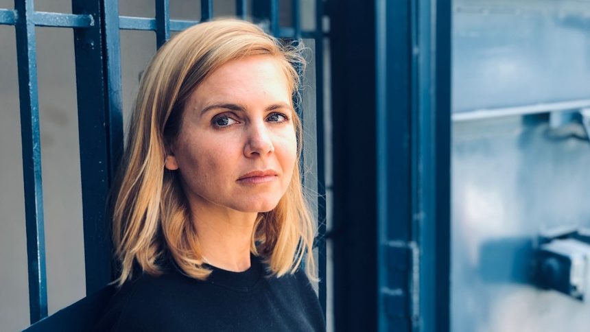 Мариана ван Зелер е разследващ журналист.