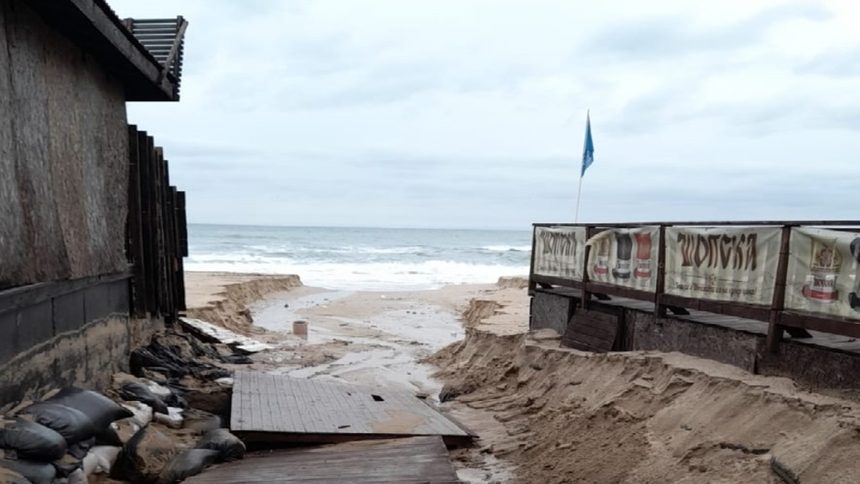 Морето отнесе част от плажа на Созопол, изкопан по-рано тази зима