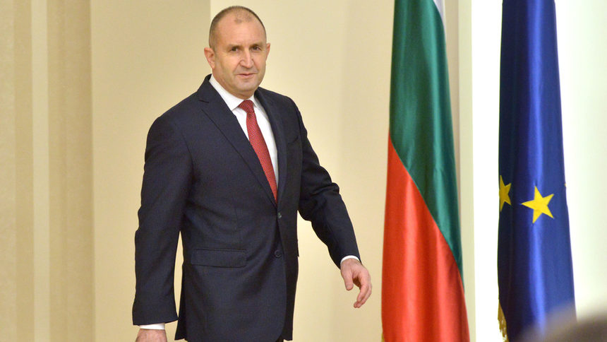 Един стил, който е чужд на принципа "ще ви кажа, когато му дойде времето", с който повечето български политици са свикнали, когато става дума за избори.