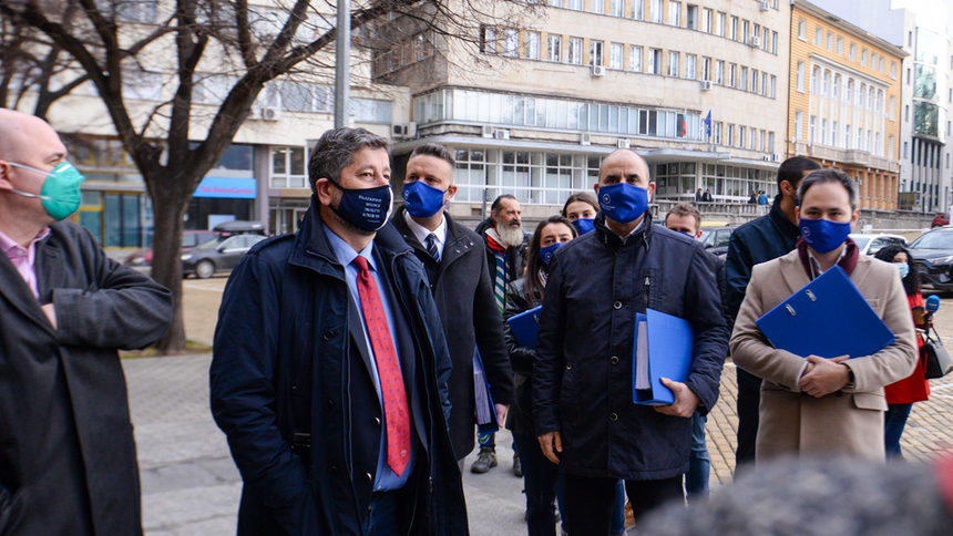 Регистрацията за изборите започна: "Демократична България" изпревари Цветанов, той - ГЕРБ