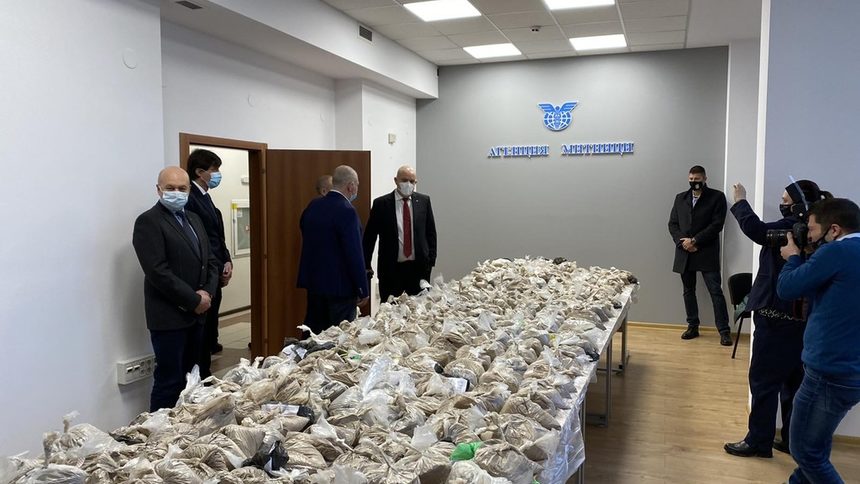 Хероин за над 26 млн. лв. е задържан на пристанище във Варна, замесен е митничар