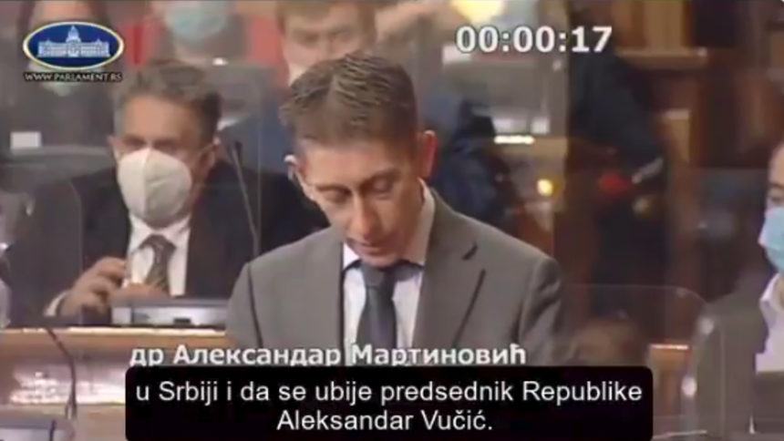 На този стопкадър се вижда как Александър Мартинович, председател на групата на управляващата партия в парламента, говори за опита да се извърши държавен преврат "в Сърбия и да се убие президентът на републиката Александър Вучич".