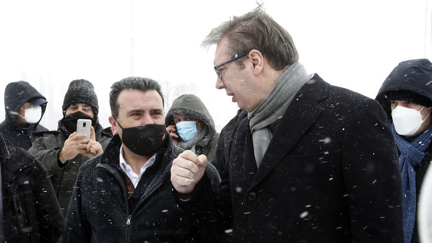 Македонският премиер Зоран Заев със сръбския президент Александър Вучич при доставката на ваксини за Скопие миналия месец.
