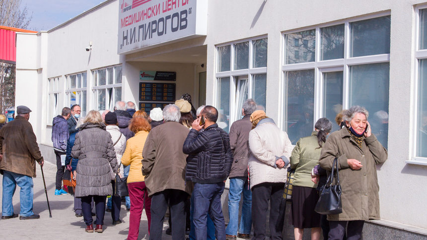 Коронавирусът в България: увеличават се настанените в болници, "Пирогов" и ВМА ваксинират свободно (хронология)