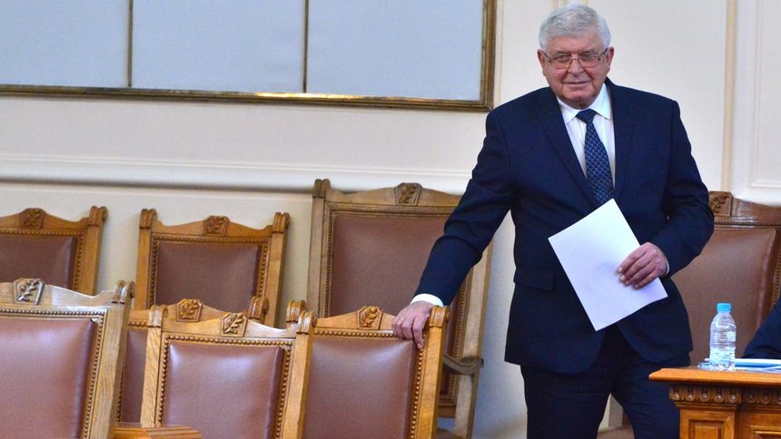 След изборите: Депутатите от ГЕРБ не позволиха на финансовия министър да говори за резерва