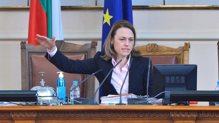 Председателят на парламента Ива Митева води заседанието.
