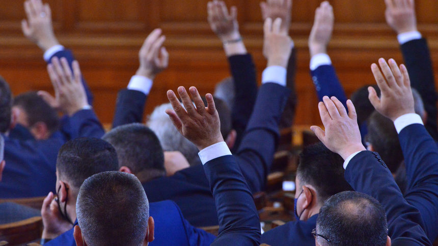 "Всички срещу ГЕРБ" и коалиция "Гешев" - как гласуват партиите в парламента