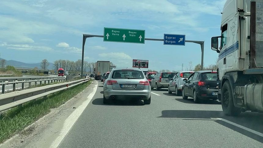 Километрична колона от автомобили на изхода на София към магистрала "Хемус"