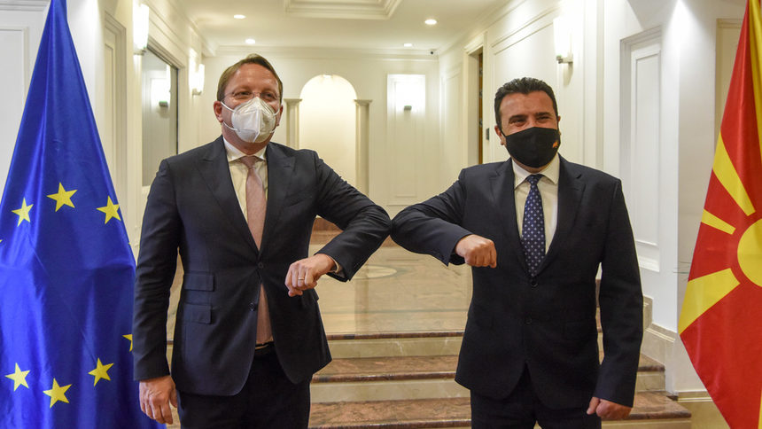 Еврокомисарят за разширяването Вархей се срещна с македонския премиер Заев в Скопие на 4 май. Двамата ще разговарят още веднъж на 11 май, но този път в Брюксел