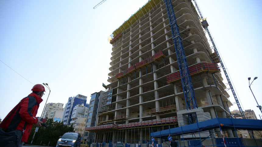 Строежът "Златен век" беше спрян на 17-ия етаж през април 2019 г.