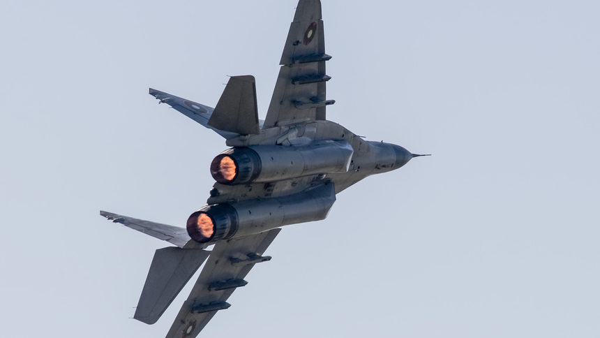 Военните пилоти летят на изправни самолети, увери командирът на "Граф Игнатиево"