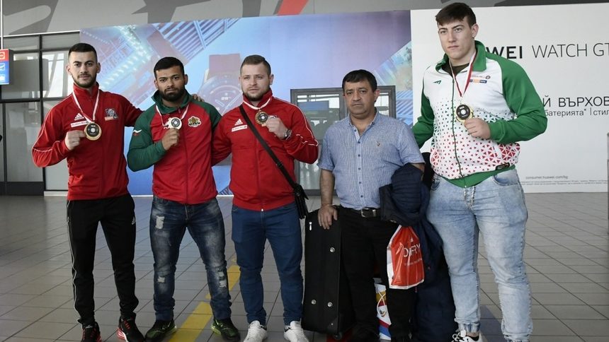 На Юндер Бейтула (в средата) са били повдигнати две обвинения